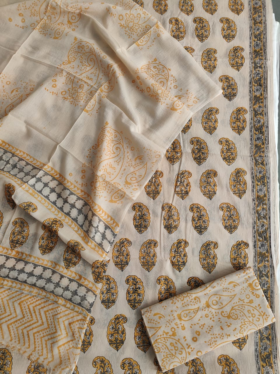 HAND BLOCK PRINTED COTTON 3-PIS SUIT WITH MULMUL DUPPATA (CMS86)
